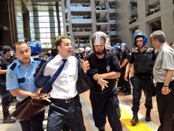 11일(현지시간) 터키 이스탄불 지방법원에서 반정부 시위에 참가했던 변호사(왼쪽에서 두 번째)가 경찰에 붙들려 끌려 나가고 있다. 터키 이스탄불 지방법원 관계자 제공
