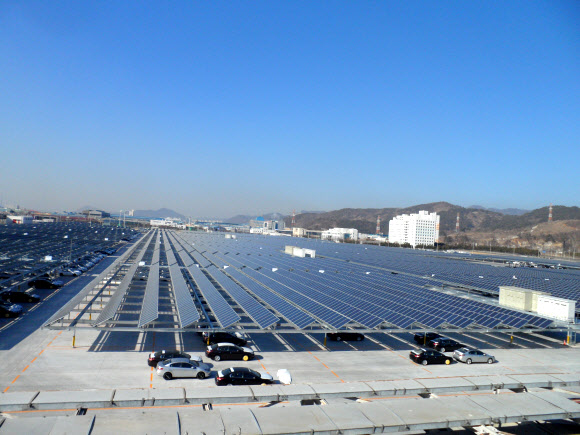 르노삼성차 부산공장 제1주차장에 설치된 태양광 발전 시설. 13일 준공식을 하고 본격적인 전력 생산에 들어간다. 르노삼성 제공