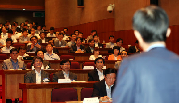 13일 서울 서초구 양재동 대한무역투자진흥공사에서 열린 ‘2013 지방재정협의회’에서 기획재정부 관계자와 시·도 부시장, 부지사, 예산담당 공무원 등이 회의를 하고 있다. 연합뉴스