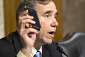 스노든 “美, 中 국가기관·기업 등 수백곳 해킹”