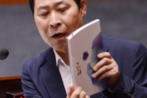 “安, 교육 빙자 학교 돌아다녀… 이름 실린 교과서 16권”