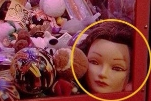 가장 무서운 인형 3탄…“왜 거기에 사람 머리가?”