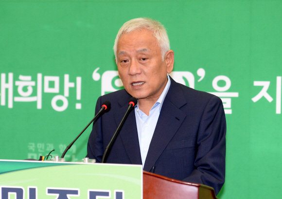 김한길 민주당 대표가 14일 오후 국회 당대표실에서 당사 이전을 포함한 당 혁신방안을 발표하고 있다. 이호정기자 hojeong@seoul.co.kr 