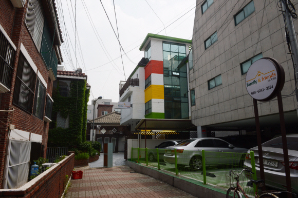 연남동에 위치한 한 게스트하우스 모습. 연남동 게스트하우스는 저렴한 숙소를 찾아온 전 세계 배낭여행객들에게 인기를 끌고 있다. 안주영 기자 jay@seoul.co.kr