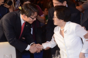 통일장관, 5년 만에 6·15행사 참석… 北에 유화 제스처?