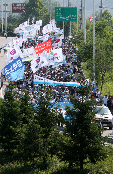 15일 오후 경기도 파주시 임진각에서 6·15 공동선언발표 13주년 기념 민족통일대회 참석자들이 통일대교로 행진하고 있다.