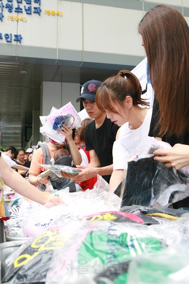 따사모(따뜻한 사람들의 모임) 회원인 가수 홍경민, 가희와 대한사회복지회 홍보대사인 김정은씨등이 함께한 가운데 17일 오전 역삼동 대한사회복지회 마당에서 자선 바자회를 열고 있다. 행사의 수익금은 입양대상 아기들을 돕기 위해 쓰여진다.<br>장고봉PD goboy@seoul.co.kr <br>