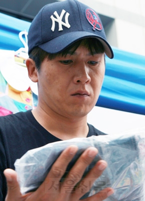 따사모(따뜻한 사람들의 모임)인 가수 홍경민씨와 대한사회복지회 홍보대사인 배우 김정은씨 등이 함께한 가운데 17일 오전 역삼동 대한사회복지회 마당에서 자선 바자회를 열고 있다. 행사의 수익금은 입양대상 아기들을 돕기 위해쓰여진다.<br>장고봉PD goboy@seoul.co.kr