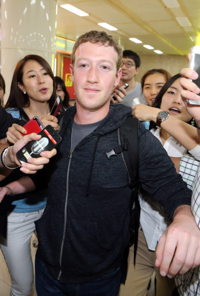 페이스북의 공동 창업자이자 최고경영자(CEO)인 마크 저커버그가 17일 김포공항을 통해 입국한 뒤 기자들의 질문 세례를 받고 있다.  연합뉴스