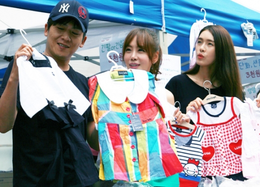 따사모(따뜻한 사람들의 모임) 회원인 가수 홍경민, 가희와 대한사회복지회 홍보대사인 김정은씨등이 함께한 가운데 17일 오전 역삼동 대한사회복지회 마당에서 자선 바자회를 열고 있다. 행사의 수익금은 입양대상 아기들을 돕기 위해 쓰여진다.<br>장고봉PD goboy@seoul.co.kr