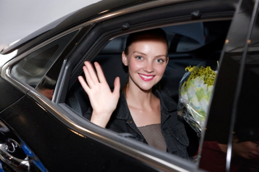 방한한 VDL 뮤즈 헤더막스<br>색조 전문 브랜드숍 VDL의 뮤즈인 헤더막스(Heather Marks)가 지난 17일 VDL의 브랜드 론칭 후 개최되는 ‘뷰티 위크’를 축하하기 위해 방한했다. 헤더막스는 20대 여성을 위한 일주일간의 뷰티 축제 ‘뷰티 위크’의 첫날인 오는 20일 오후 2시 VDL 강남역 매장에서 팬 사인회를 가질 예정이다.<br>연합뉴스