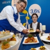 직원들에게 배식하는 행장님