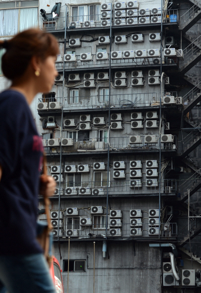 원전가동 중단으로 전력 공급에 차질이 빚어지고 있는 가운데 19일 오후 서울 남대문의 한 건물에 에어컨 실외기가 가득하다.  박지환 popocar@seoul.co.kr