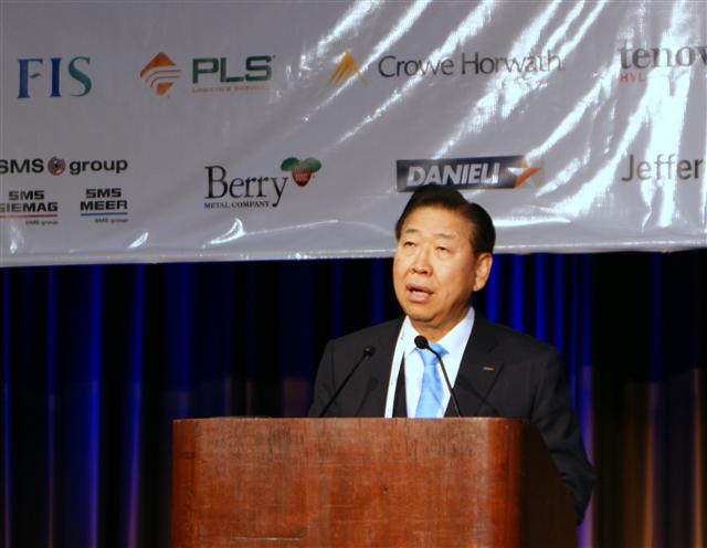 정준양 포스코 회장이 18일(현지시간) 미국 뉴욕에서 열린 ‘세계철강성공전략 회의’에서 포스코의 경쟁력과 성공담을 전하고 있다.  포스코 제공
