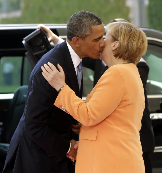 대통령 취임 후 처음으로 독일을 방문한 버락 오바마(왼쪽) 미 대통령이 19일(현지시간) 베를린에 도착해 영접 나온 앙겔라 메르켈 독일 총리의 볼에 입맞춤하고 있다.  베를린 AP 연합뉴스