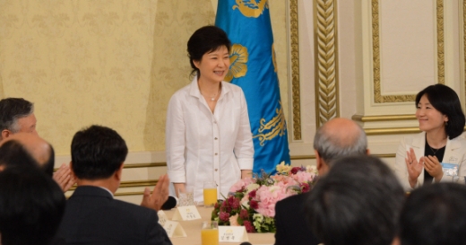 [포토] 민주평통 간부위원들과 자리한 박근혜대통령