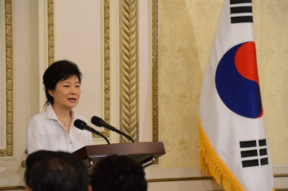 박근혜 대통령이 20일 청와대에서 열린 민주평통 간부위원 간담회에 참석해 인사말을 하고 있다.  이언탁 utl@seoul.co.kr