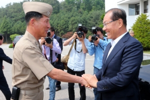 황우여 “軍복무 존중…조금이라도 혜택 있어야”