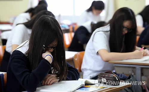 서울 종로구 풍문여자고등학교에서 3학년 학생들이 시험을 준비하고 있다.  연합뉴스