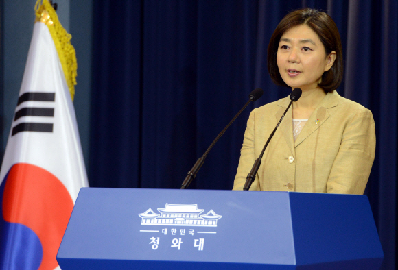 김행 대변인이 20일 청와대 춘추관에서 박근혜 대통령의 방중 일정에 대해 브리핑 하고 있다. 이언탁 utl@seoul.co.kr
