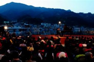 길거리부터 바닷가까지… 콘서트, 부르면 갑니다