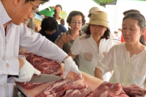 한우·한돈 직거래장 ‘북적’