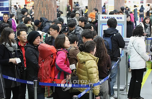 관광객들이 항공사 카운터 앞에 줄을 서서 기다리고 있다.  연합뉴스