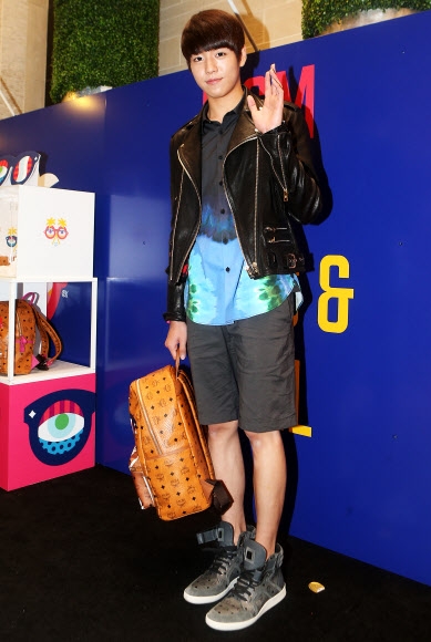 배우 이현우가 21일 오후 서울 중구 소공동 롯데백화점에서 열린 세계적인 팝 아티스트 크랙 & 칼 리미티드 에디션 한정판 출시 기념 MCM 팝업 스토어 오픈 이벤트에 참석해 포즈를 취하고 있다. <br>연합뉴스