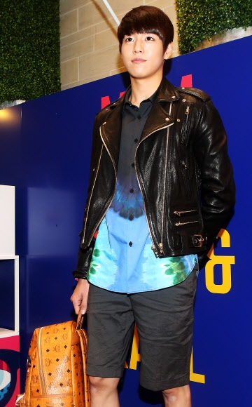 배우 이현우가 21일 오후 서울 중구 소공동 롯데백화점에서 열린 세계적인 팝 아티스트 크랙 & 칼 리미티드 에디션 한정판 출시 기념 MCM 팝업 스토어 오픈 이벤트에 참석해 포즈를 취하고 있다. <br>연합뉴스