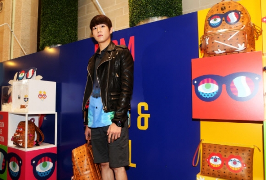 배우 이현우가 21일 오후 서울 중구 소공동 롯데백화점에서 열린 세계적인 팝 아티스트 크랙 & 칼 리미티드 에디션 한정판 출시 기념 MCM 팝업 스토어 오픈 이벤트에 참석해 포즈를 취하고 있다. <br>연합뉴스