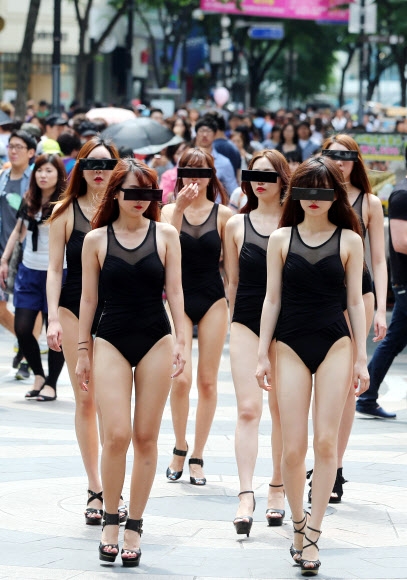 23일 서울 명동에서 열린 ‘로레알파리 수블림 바디’ 홍보행사에서 수영복을 입은 모델들이 스트리트 워킹을 선보이고 있다. 로레알이 출시한 보디 슬리밍제품인 ‘수블림 바디’는 카페인 성분이 긴장감과 활력을 공급해 피부를 탄탄하고 매끄럽게 가꾸어주는 것이 특징이다.<br>연합뉴스