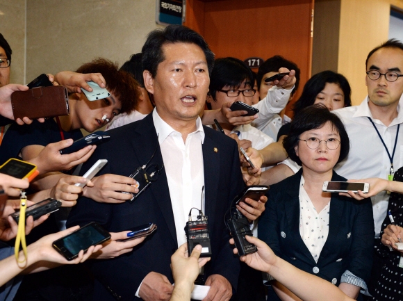 국회 정보위소속 민주당 정청래(왼쪽) 의원과 김현 의원이 24일 국정원의 NLL대화록 공개 직후 정론관에서 기자회견을 열고 국가정보원의 대화록 공개를 규탄하고 있다. 이호정기자 hojeong@seoul.co.kr