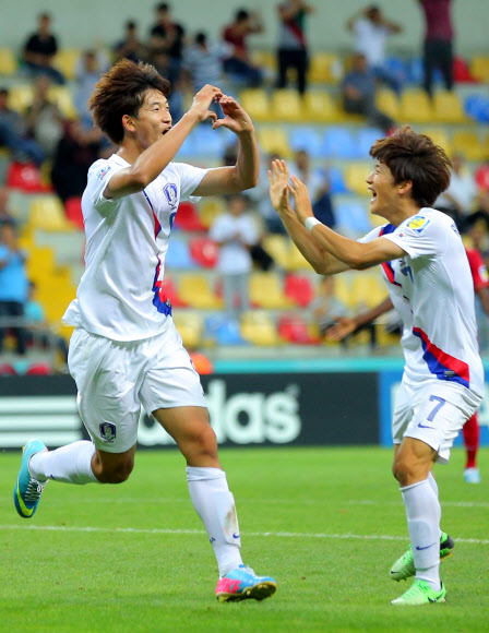 25일(한국시간) 터키 카이세리 카디르 하스 스타디움에서 열린 국제축구연맹(FIFA) 20세이하(U-20) 월드컵 B조 2차전 한국과 포르투갈 경기에서 김현이 동점골을 넣은 뒤 전반전에 골을 넣은 류승우와 세리머니를 하고 있다. 연합뉴스