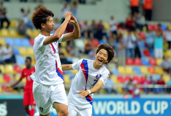 25일(한국시간) 터키 카이세리 카디르 하스 스타디움에서 열린 국제축구연맹(FIFA) 20세이하(U-20) 월드컵 B조 2차전 한국과 포르투갈 경기에서 김현이 동점골을 넣은 뒤 하트 세리머니를 하고 있다.  사진 오른쪽은 전반전 골을 넣은 류승우.  연합뉴스