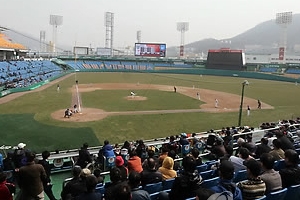 부상 방지위해 프로야구장 외야펜스 전면 교체