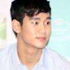 [포토] 김수현, 팬들과 아이컨택 중