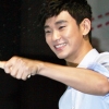 [포토] 김수현, 얼음 깨는 모습도 귀여워
