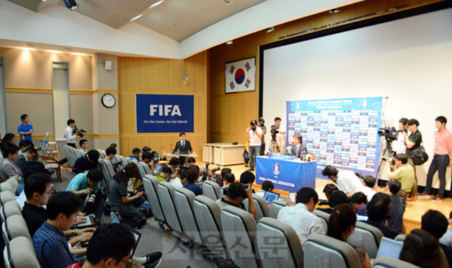 25일 브라질 월드컵 새 사령탑 홍명보 감독이 파주 국가대표축구트레이닝센터(NFC)에서 기자회견을 열고 취임 소감을 밝히고 있다.  손진호 기자 nasturu@seoul.co.kr