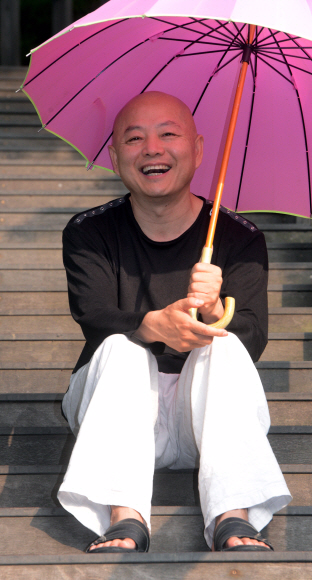 지난 19일 서울 서초구 서초동 에술의전당 분수대에서 만난 임동창씨. 자신의 음악 인생 40년을 회고하면서 분홍색 양산을 쓰고 잠시 사진 촬영을 위해 자세를 취하고 있다. 이종원 선임기자 jongwon@seoul.co.kr
