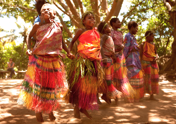 마을 축제에서 신나게 춤을 추고 있는 바누아투 원주민들. 뉴칼레도니아 관광청