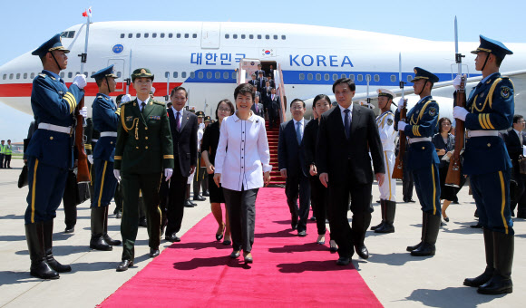 베이징 도착한 박근혜 대통령 중국 국빈 방문에 나선 박근혜 대통령이 27일 베이징 서우두 공항에 도착, 의장대를 사열하고 있다. 연합뉴스