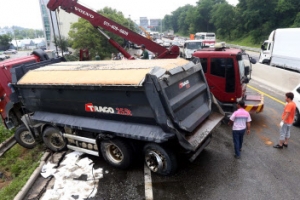 호남고속도서 탱크로리 사고…부동액원료 5천ℓ 유출