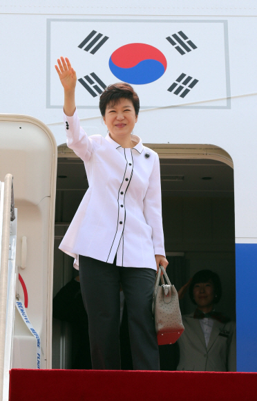 박근혜 대통령이 27일 오전 중국 방문을 위해 전용기에 오른 뒤 손을 흔들어 인사하고 있다. 이언탁기자 utl@seoul.co.kr