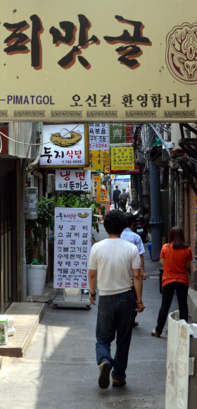 종로 2가 피맛길. 서울 사람들의 뒷길이자 피난처였던 피맛길이 무지막지한 도심 재개발에 따라 사라져 가고 있다.  이종원 선임기자 jongwon@seoul.co.kr