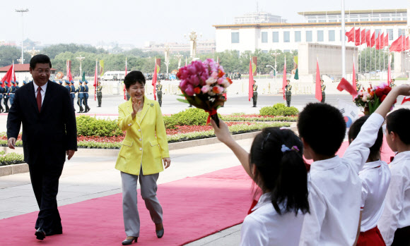 박근혜 대통령이 27일 인민대회당 광장에서 시진핑(習近平) 중국 공산당 총서기 겸 국가주석과 공식 환영식에 참석하고 있다. (청와대 홈페이지) 뉴스1