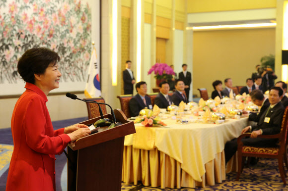 중국을 국빈 방문 중인 박근혜 대통령이 28일 댜오위타이에서 열린 수행 경제사절단과 조찬 간담회에서 인사말을 하고 있다. 청와대 제공