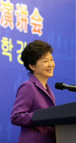 박근혜 대통령이 29일 오전 베이징 칭화대에서 학생들을 상대로 ‘새로운 20년을 여는 한중 신뢰의 여정’을 주제로 강연하던 중 환하게 웃고 있다.