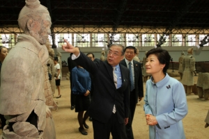 朴대통령 “中서부 대개발 참여… 중국군 유해 360구 송환”