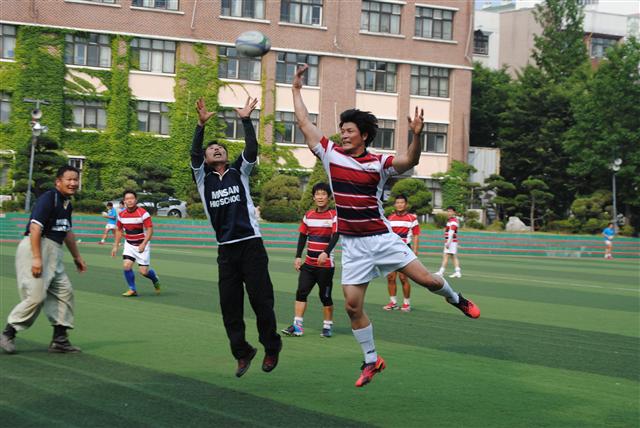 타이완 장영대학 대학원생과 고양시 럭비협회원들이 경기를 하고 있다. 장영대 대학원 팀이 17-5로 승리했다.