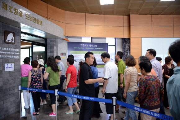 지난달 30일 경기 파주시 비무장지대(DMZ)를 찾은 국내외 관광객들이 제3땅굴을 관람하기 위해 들어가고 있다.  임진각 이언탁 기자 utl@seoul.co.kr